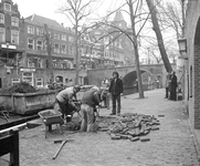 880907 Afbeelding van werknemers van de Gemeentelijke Plantsoenendienst die een boom gaan planten op de werf langs de ...